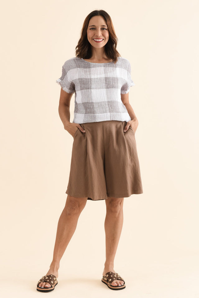 Minette Mocha Pocket Shorts,Full Body,Brunette model,alt text|model:Cara image 4