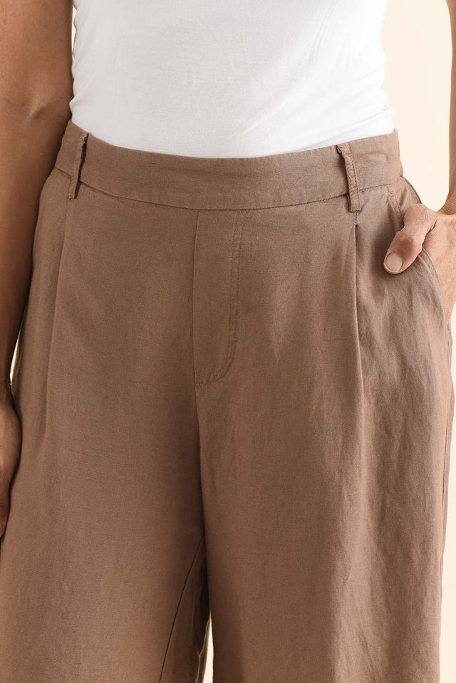 Minette Mocha Pocket Shorts,Detail,Brunette model,alt text|model:Cara image 7