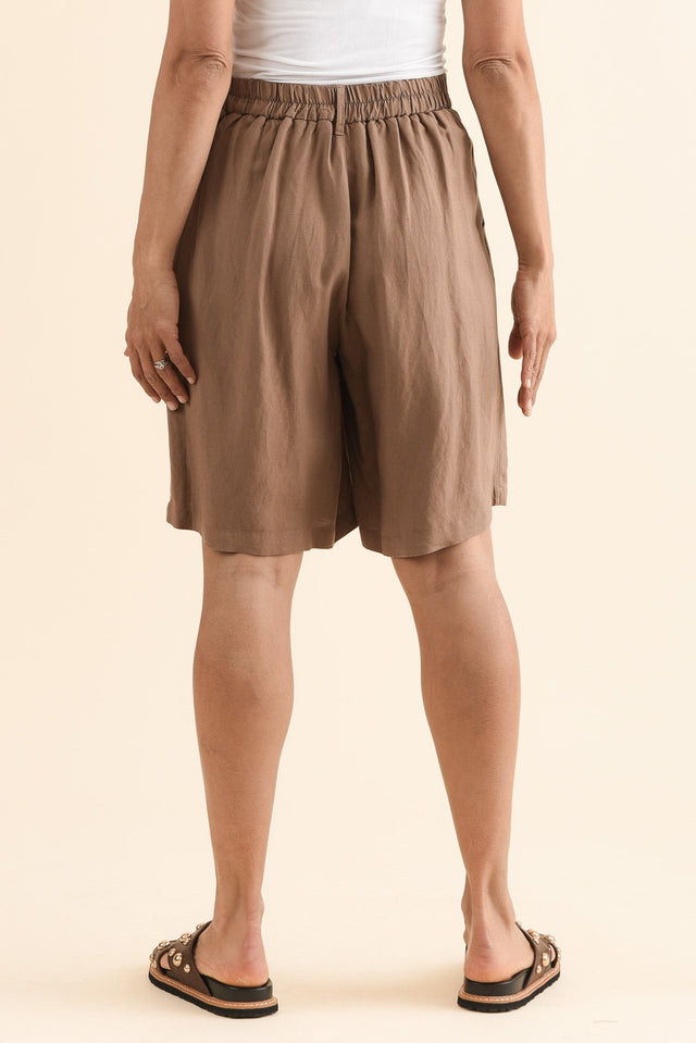 Minette Mocha Pocket Shorts,Back,Brunette model,alt text|model:Cara image 6