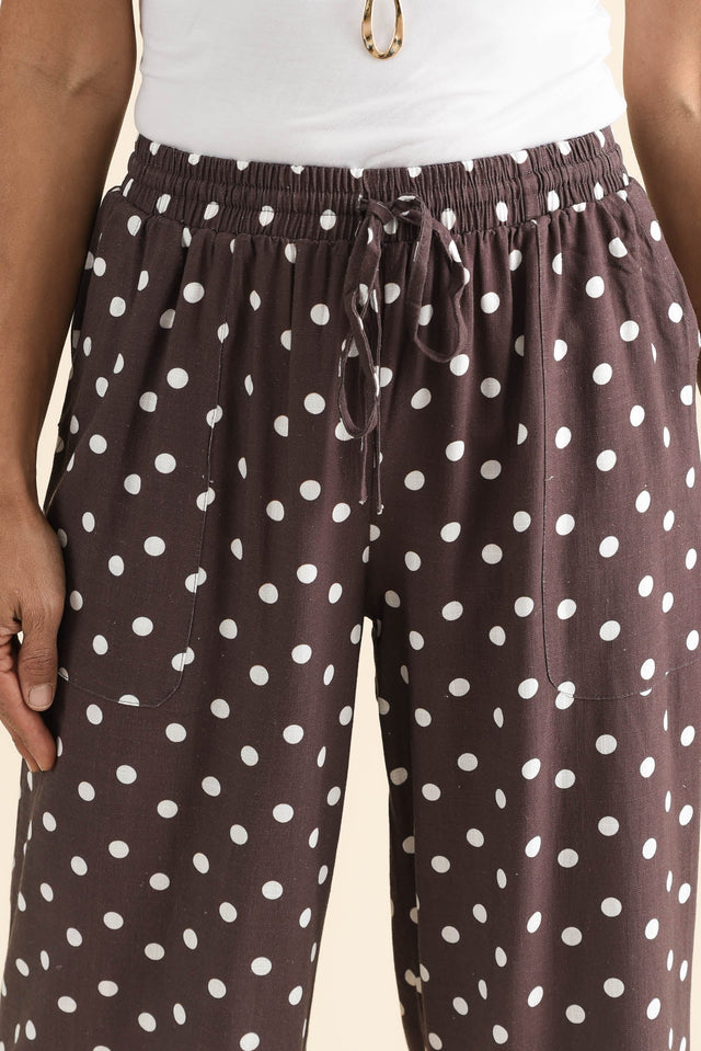 Minnelli Chocolate Spot Linen Cotton Pants,brunette model,Close up of outfit,alt text|model:Cara image 5