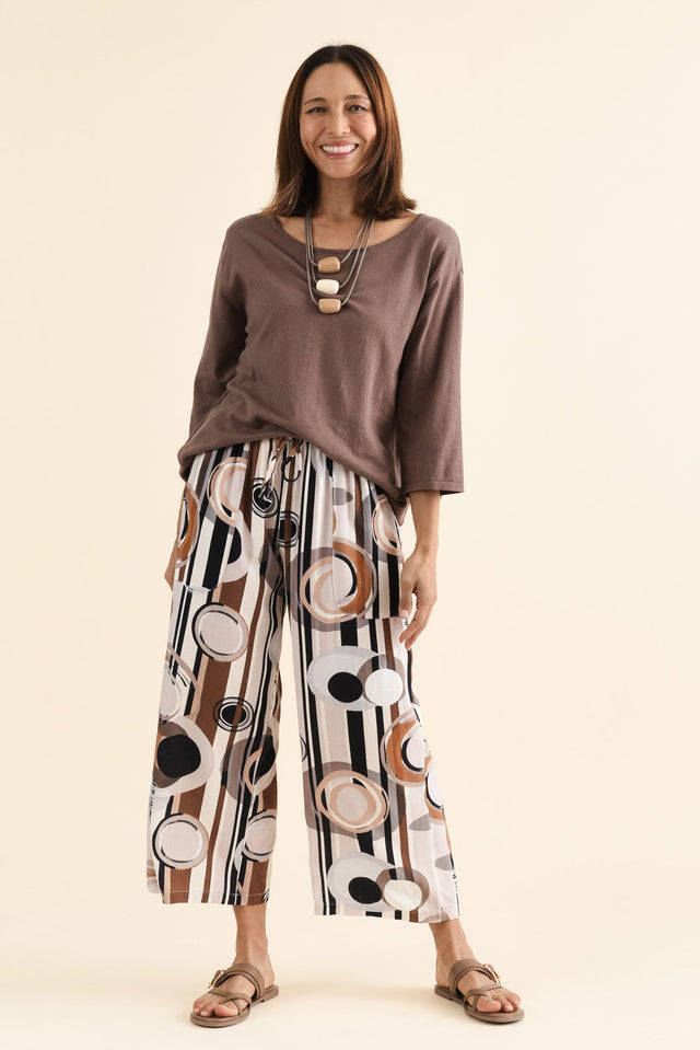 Minnelli Tan Geo Linen Cotton Pants,brunette model,Full Outfit,alt text|model:Cara