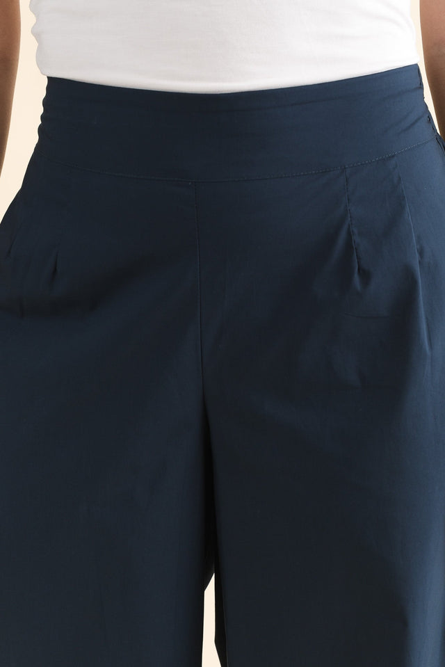 Mirra Navy Cotton Pocket Pants,Detail,Brunette model,alt text|model:MJ image 5