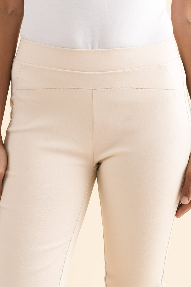 Missy Natural 7/8 Stretch Pants,Detail,Brunette model,alt text|model:Cara image 5