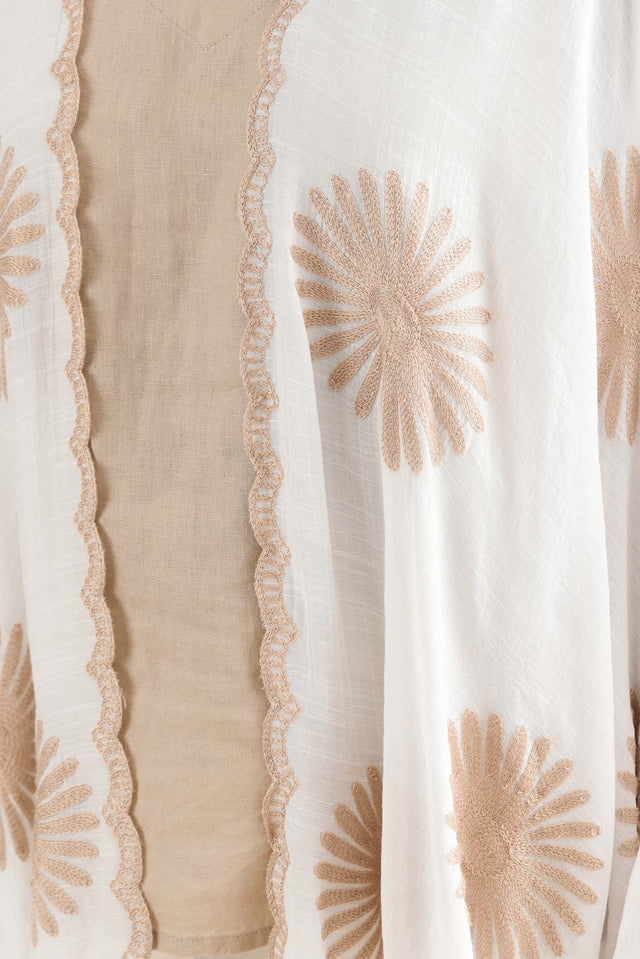 Montauk Natural Flower Kimono,Detail,Brunette model,alt text|model:Brontie image 5