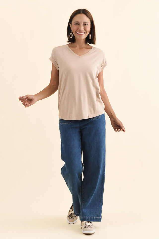 Monte Oat Cotton Vee Tee,Brunette model,alt text|model:Cara image 7