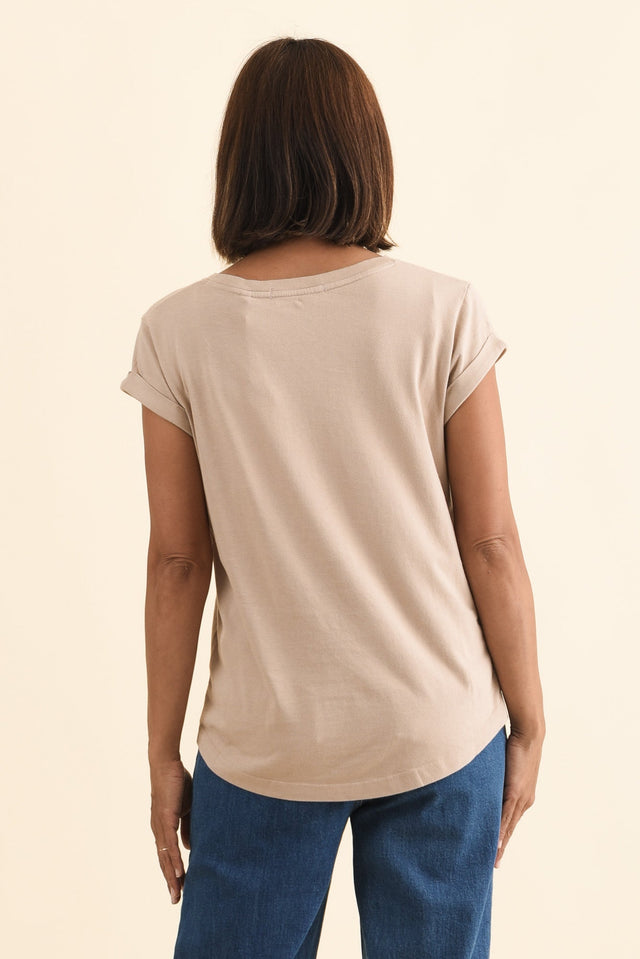 Monte Oat Cotton Vee Tee,Brunette model,alt text|model:Cara image 5
