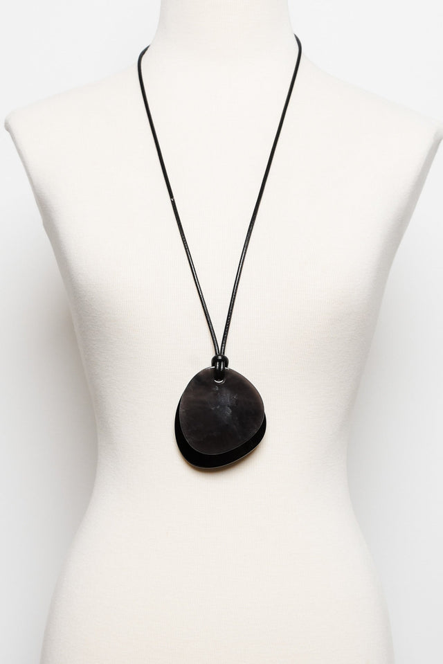 Obre Black Oval Pendant Necklace image 2
