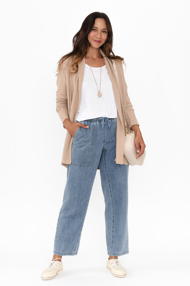 alt text|model:Cara image 3