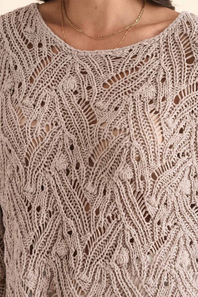 Prima Taupe Woven Top,Detail,Brunette model,alt text|model:Brontie image 5