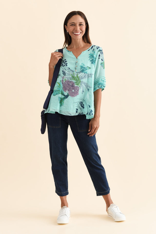 alt text|model:Cara image 3