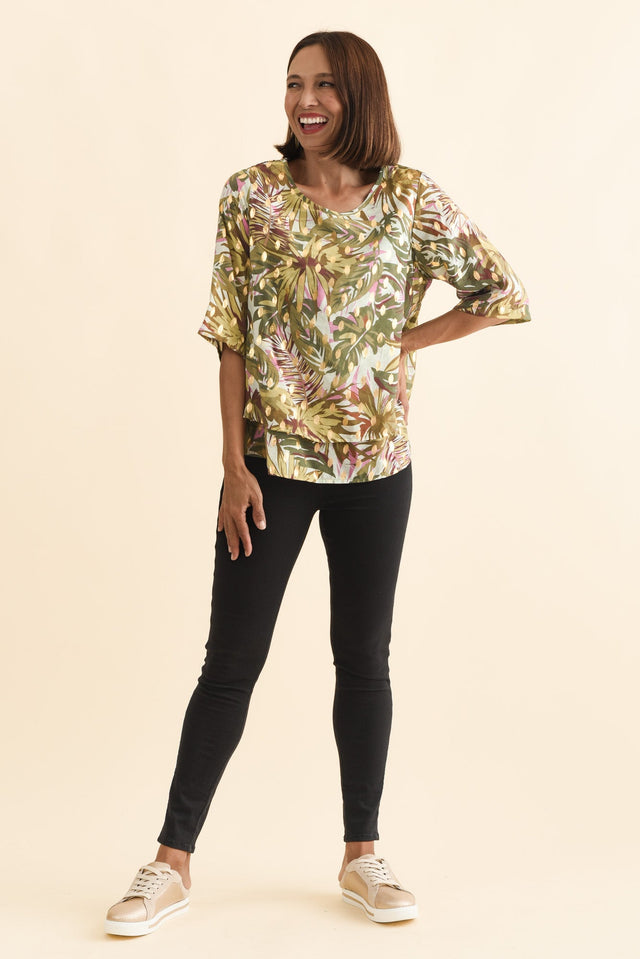 alt text|model:Cara image 3