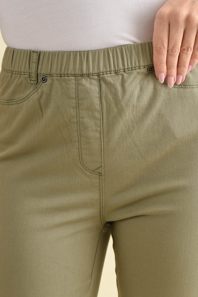 Reed Olive Stretch Cotton Pants,Detail,Brunette model,alt text|model:MJ image 5