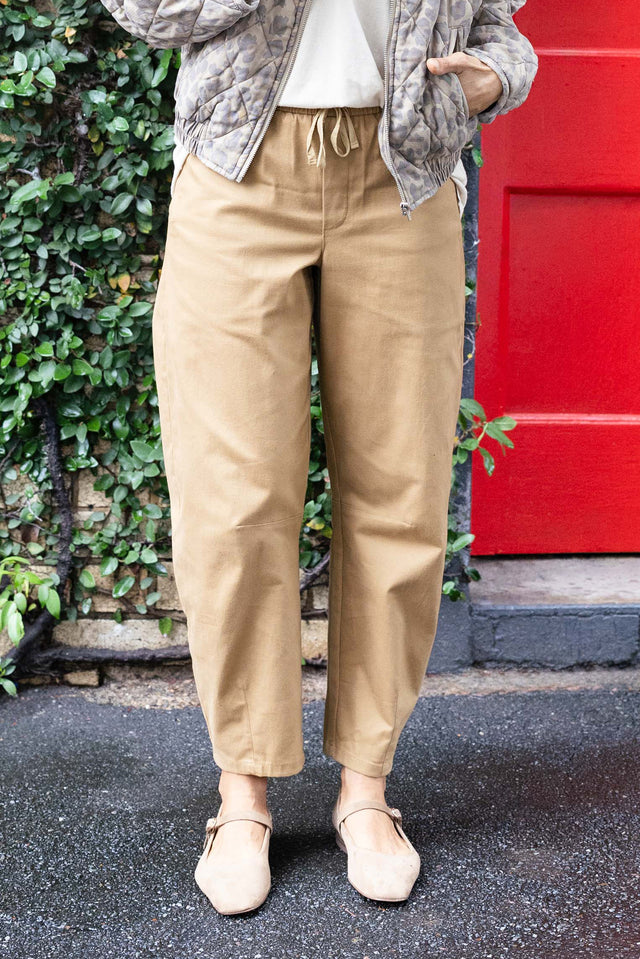 Andy Camel Cotton Barrel Pants,Brunette model,Lifestyle