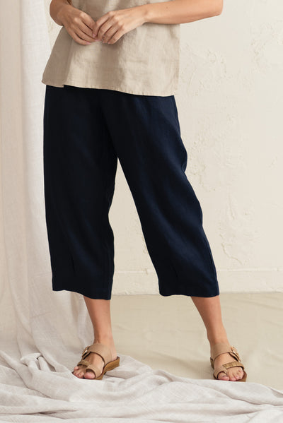 Lassie Navy Linen Barrel Pants,Brunette model,Lifestyle