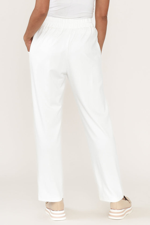 alt text|model:Cara image 4