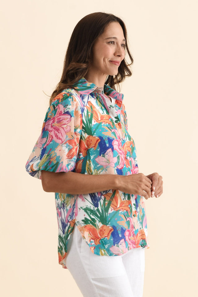 alt text|model:Cara image 3