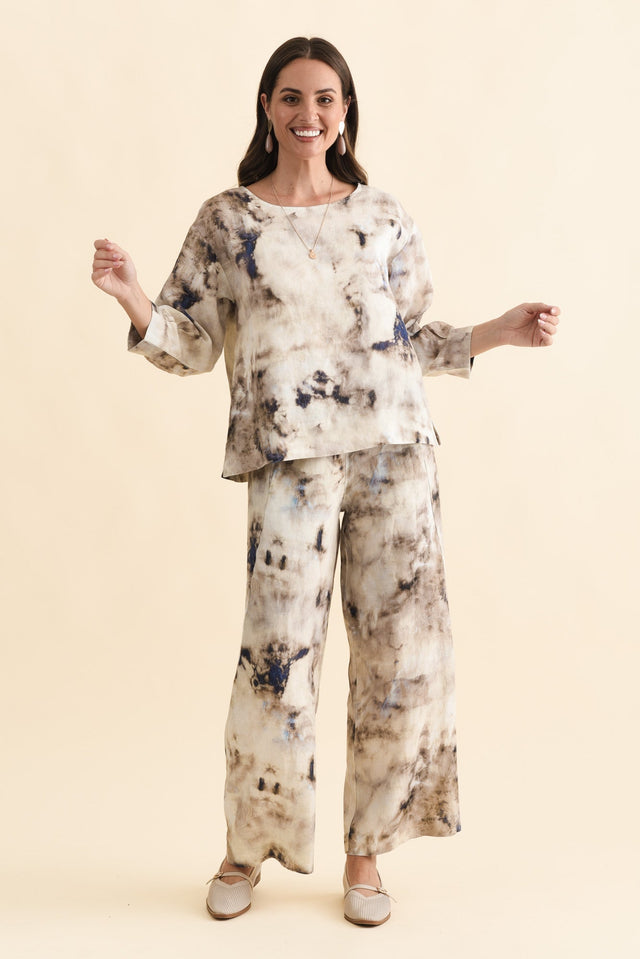 Saloma Taupe Abstract Linen Scoop Neck Top,Brunette model,alt text|model:MJ image 7