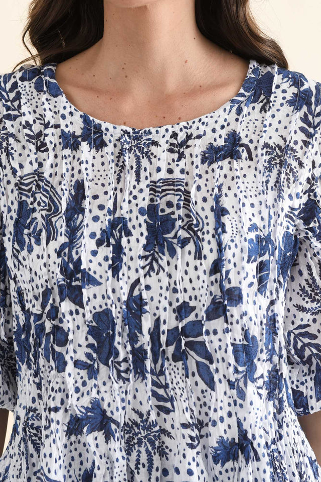 Selma Blue Garden Crinkle Cotton Top,Detail,Brunette model,alt text|model:MJ image 5