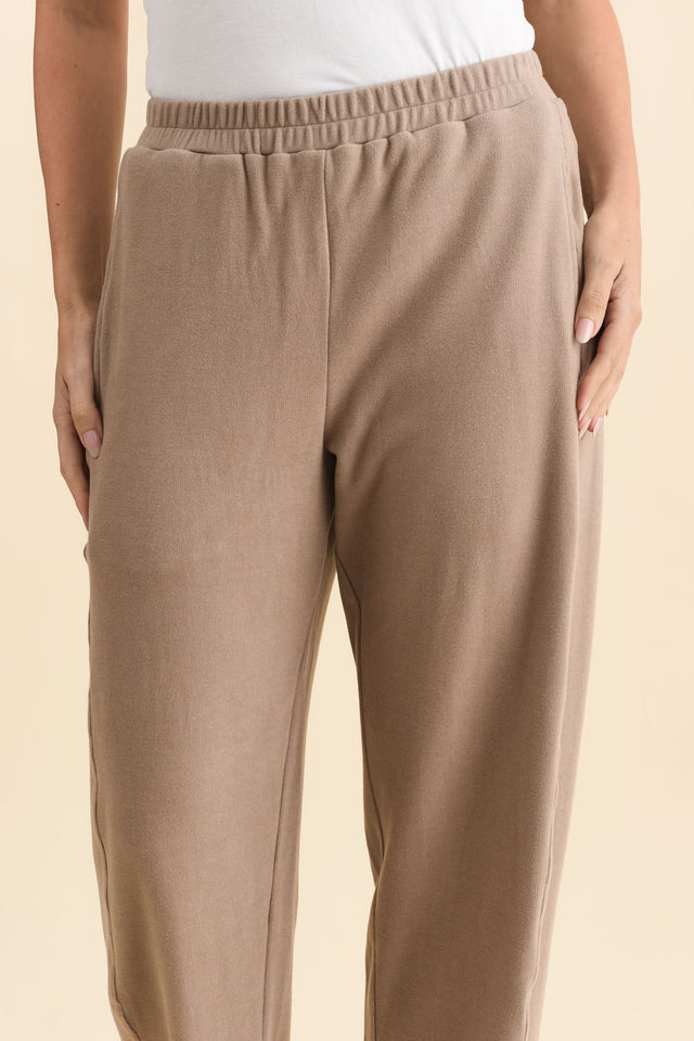 Souffle-Touch Beige Barrel Sweatpants,Brunette model,alt text|model:MJ image 6