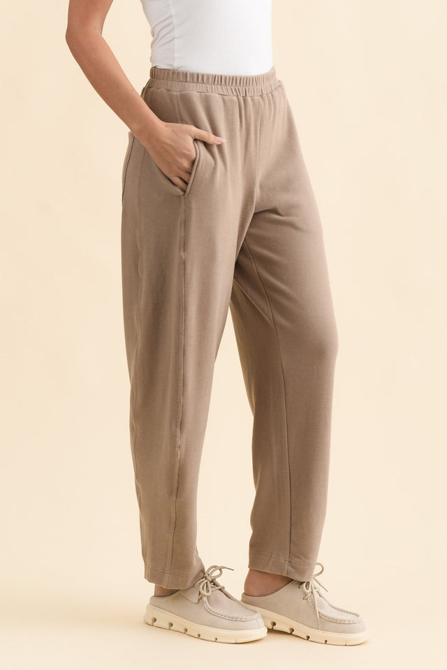 Souffle-Touch Beige Barrel Sweatpants,Brunette model,alt text|model:MJ image 4