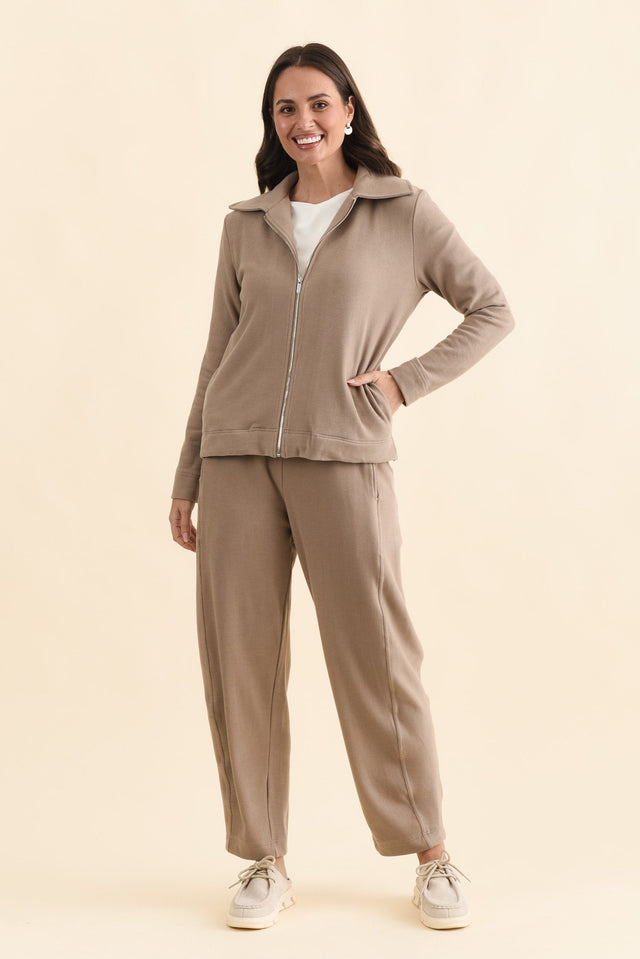 Souffle-Touch Beige Zip Jacket,Brunette model,alt text|model:MJ image 3