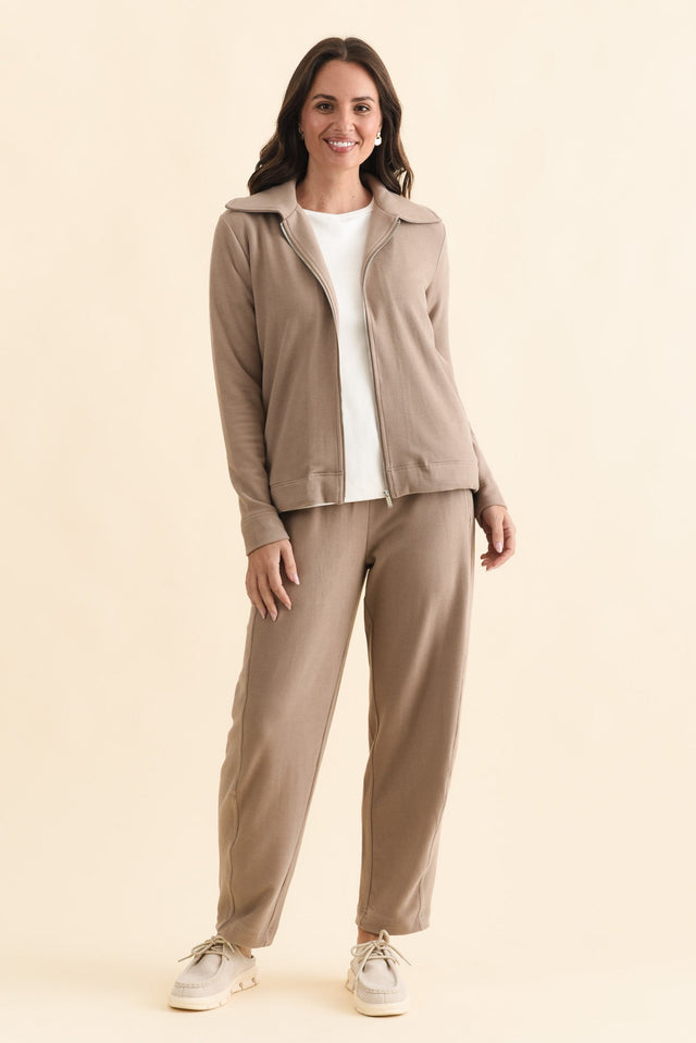 Souffle-Touch Beige Barrel Sweatpants,Brunette model,alt text|model:MJ image 3
