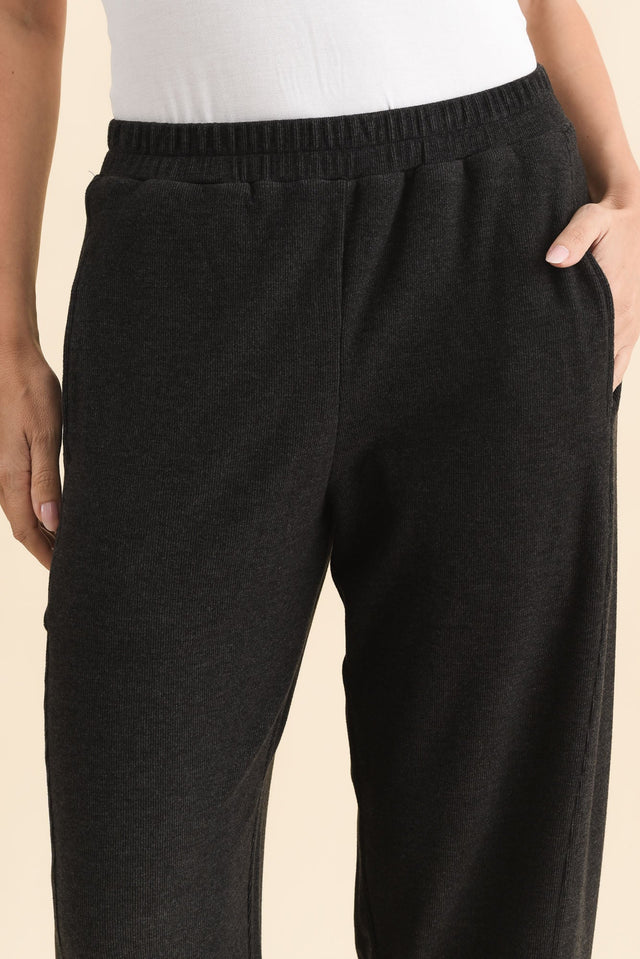Souffle-Touch Charcoal Barrel Sweatpants,Brunette model,alt text|model:MJ image 5