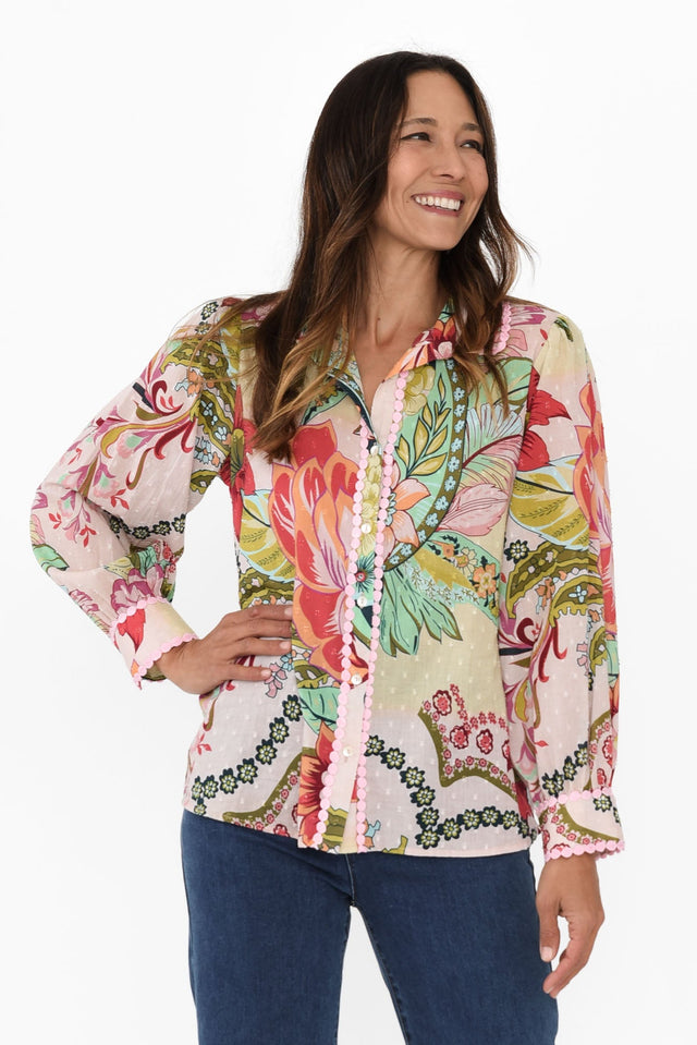 alt text|model:Cara image 2