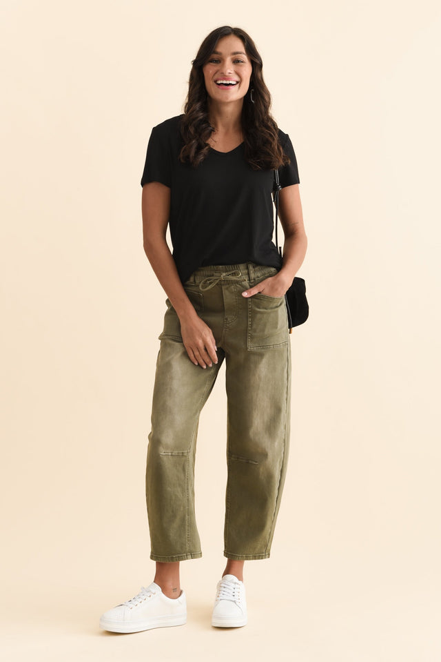 Veronica Black Bamboo Tee,Brunette model,alt text|model:Brontie image 4