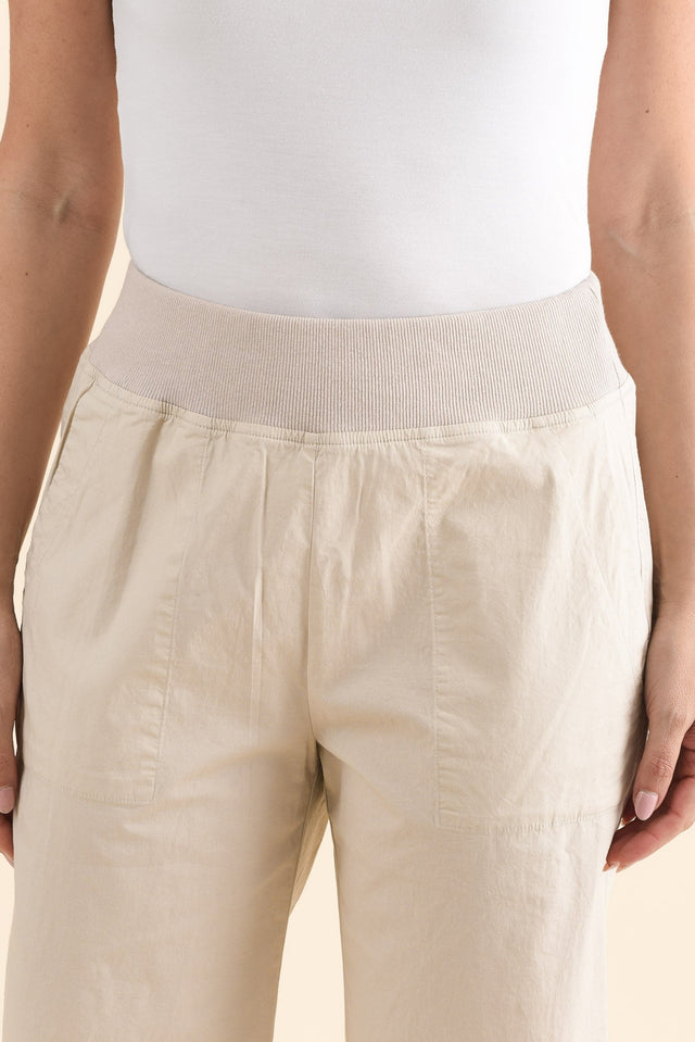 Wilson Stone Cotton Shorts,Detail,Brunette model,alt text|model:MJ image 7