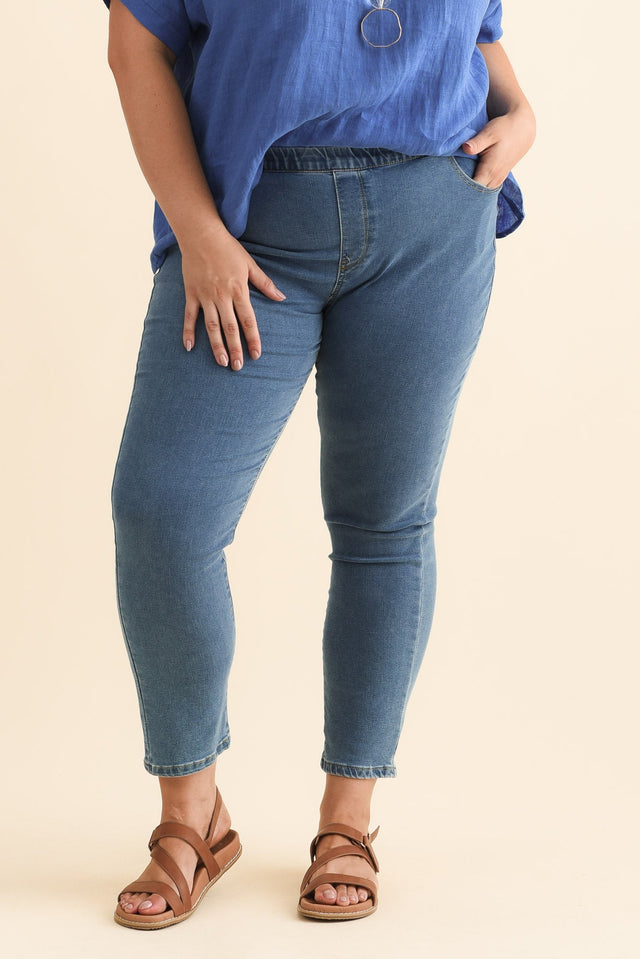 plus-size,curve-bottoms,plus-size-pants,plus-size-jeans,plus-size-winter-clothing,alt text|model:Gabby image 8