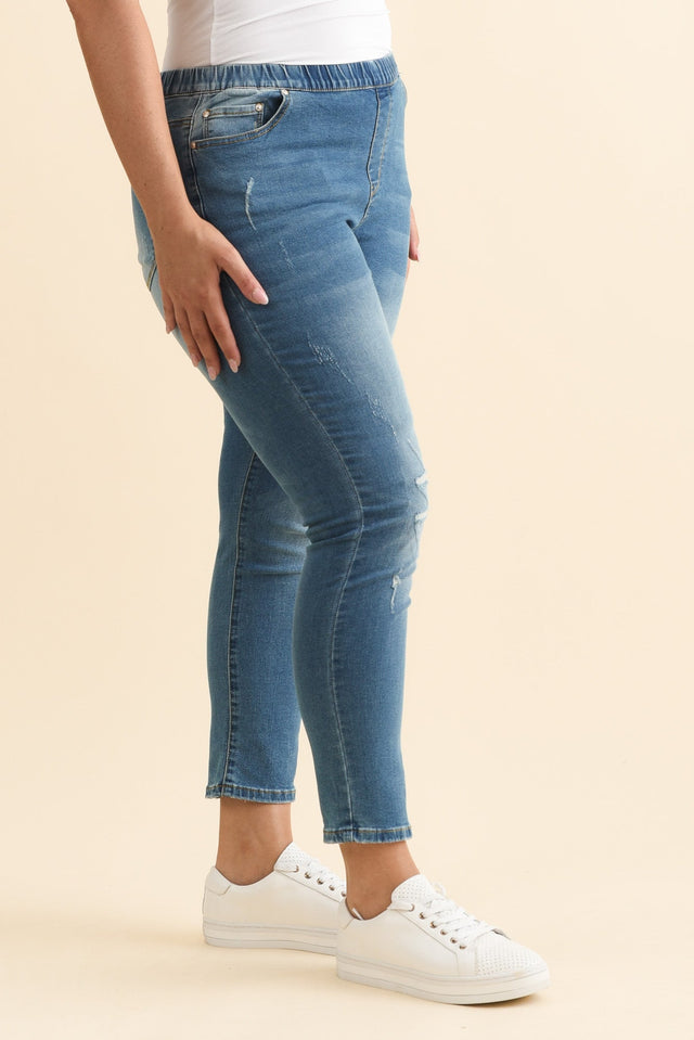 alt text|model:Emilia image 11