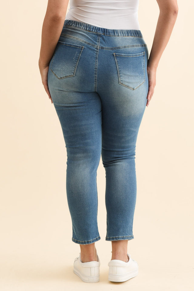 alt text|model:Emilia image 12