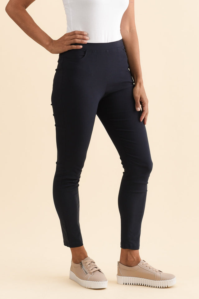 alt text|model:Cara image 3