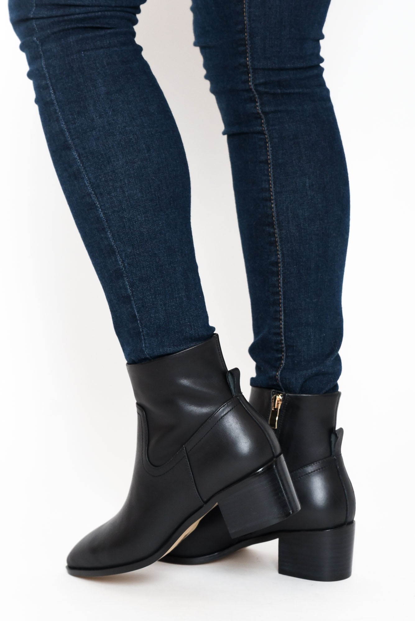 Ankle boots with deals leggings 218